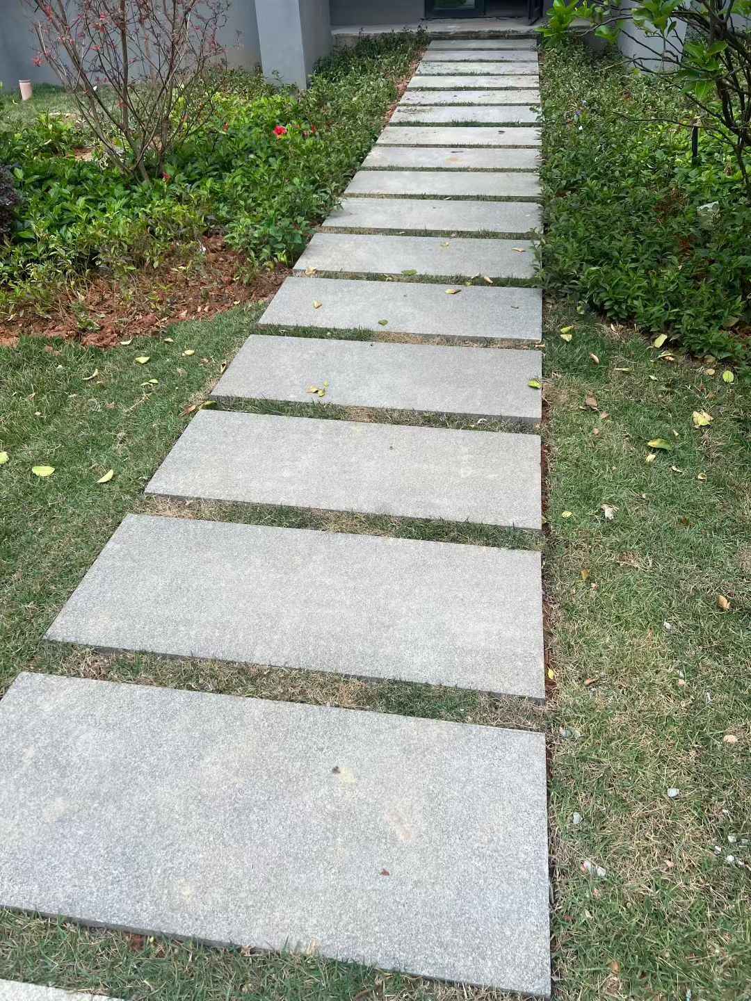 昭通 芝麻黑小区踏步、汀步石铺装效果