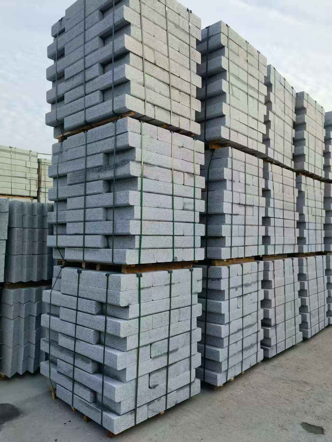 昭通 路沿石（路侧石），颜色一致，尺寸标准