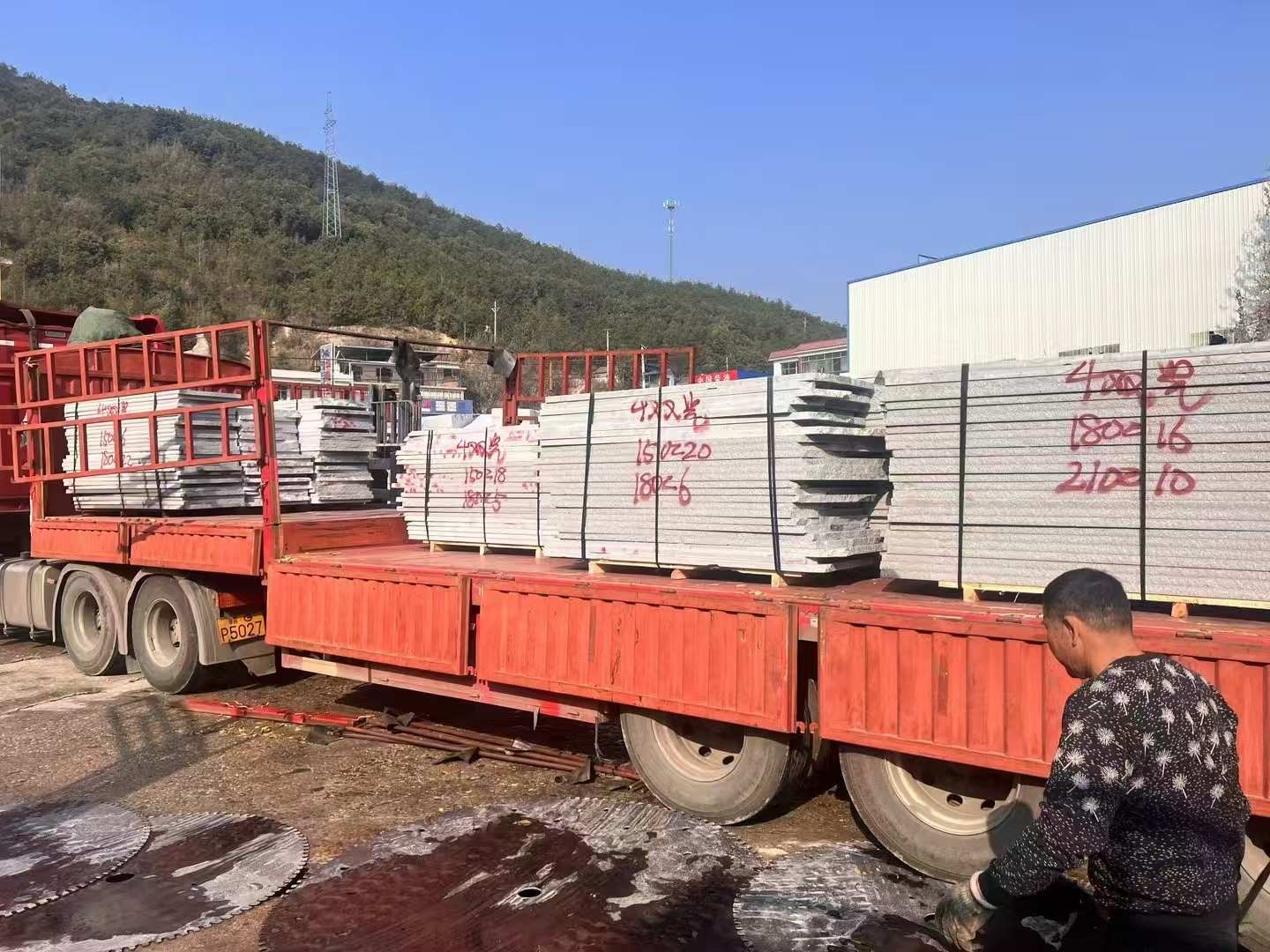 昭通 芝麻灰花岗岩光面毛板出货日常